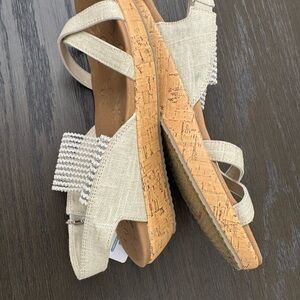 Sketchers woman size 9 Beverlee sandal, featuring a cork- textured Luxe foam